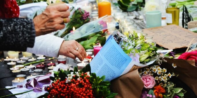 Seattle pays tribute to festival shooting victims – BBC